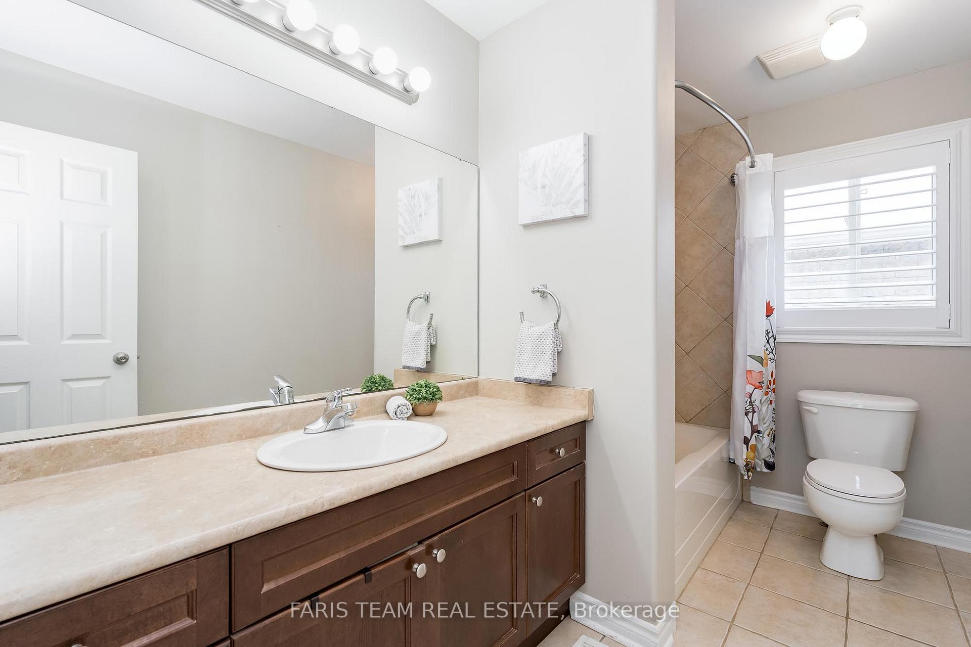 Photo 17 of 54 Parisian Crescent, Barrie, Innis-Shore — HOMEH