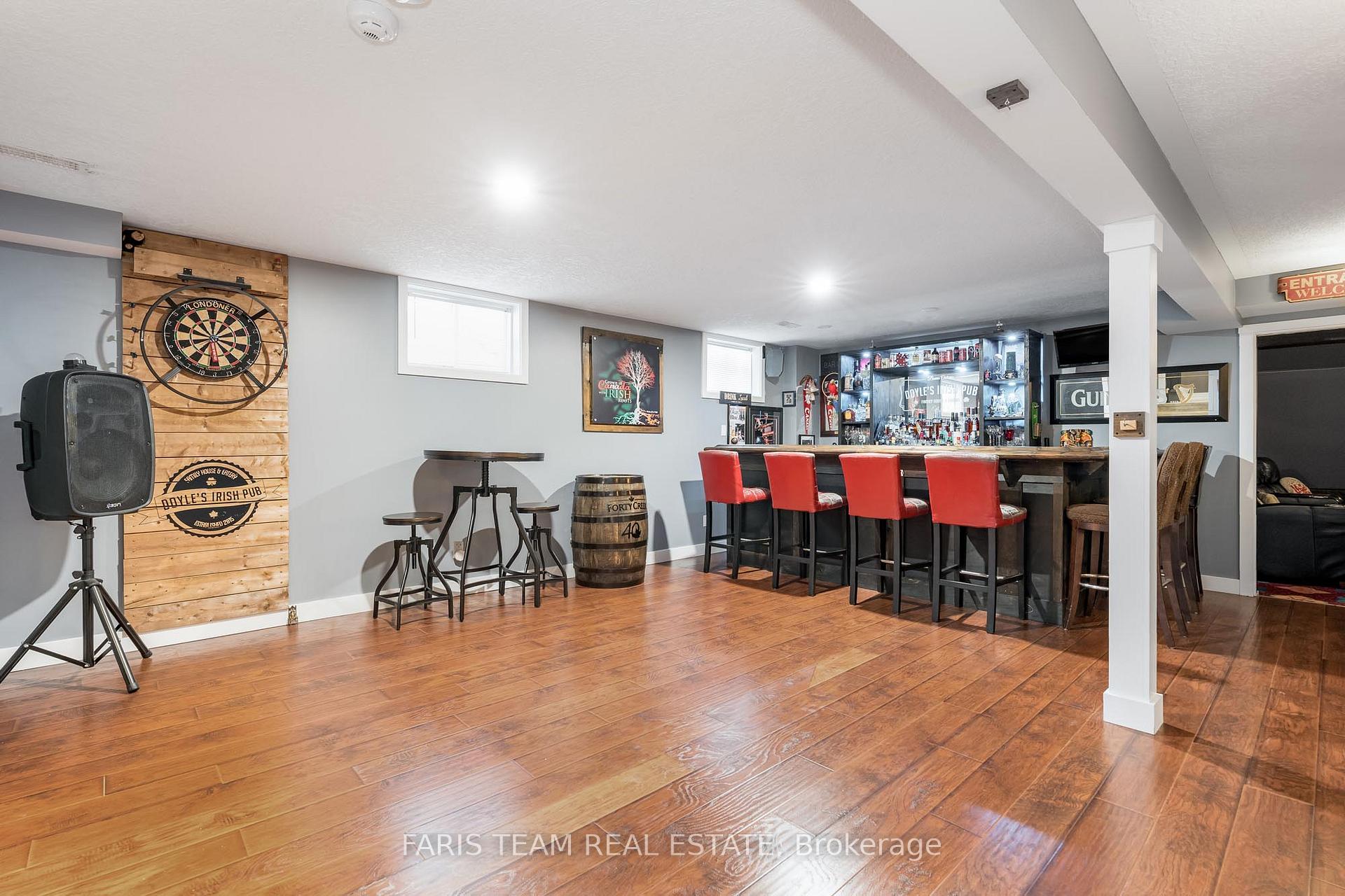 Photo 18 of 54 Parisian Crescent, Barrie, Innis-Shore — HOMEH