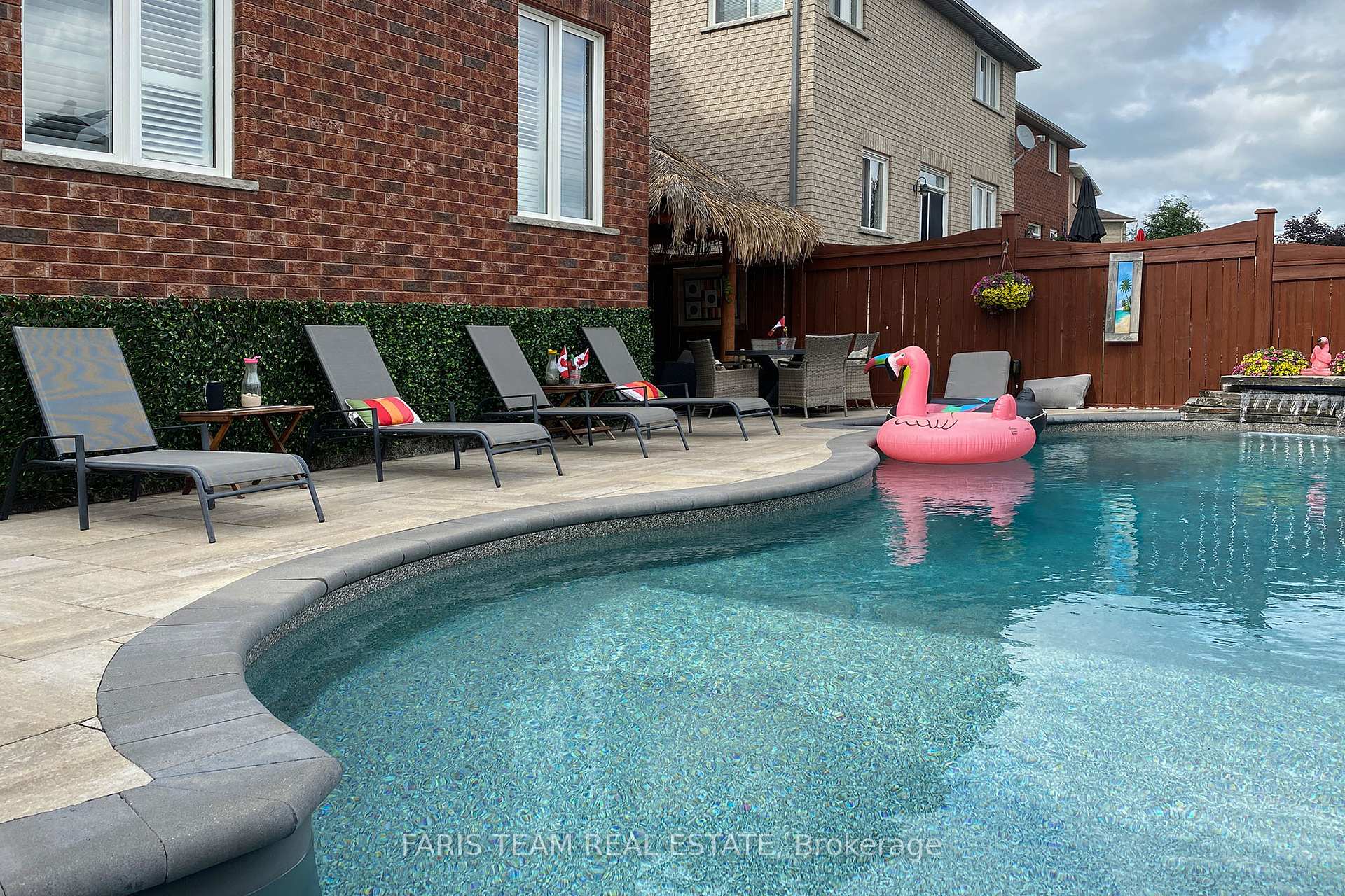 Photo 22 of 54 Parisian Crescent, Barrie, Innis-Shore — HOMEH