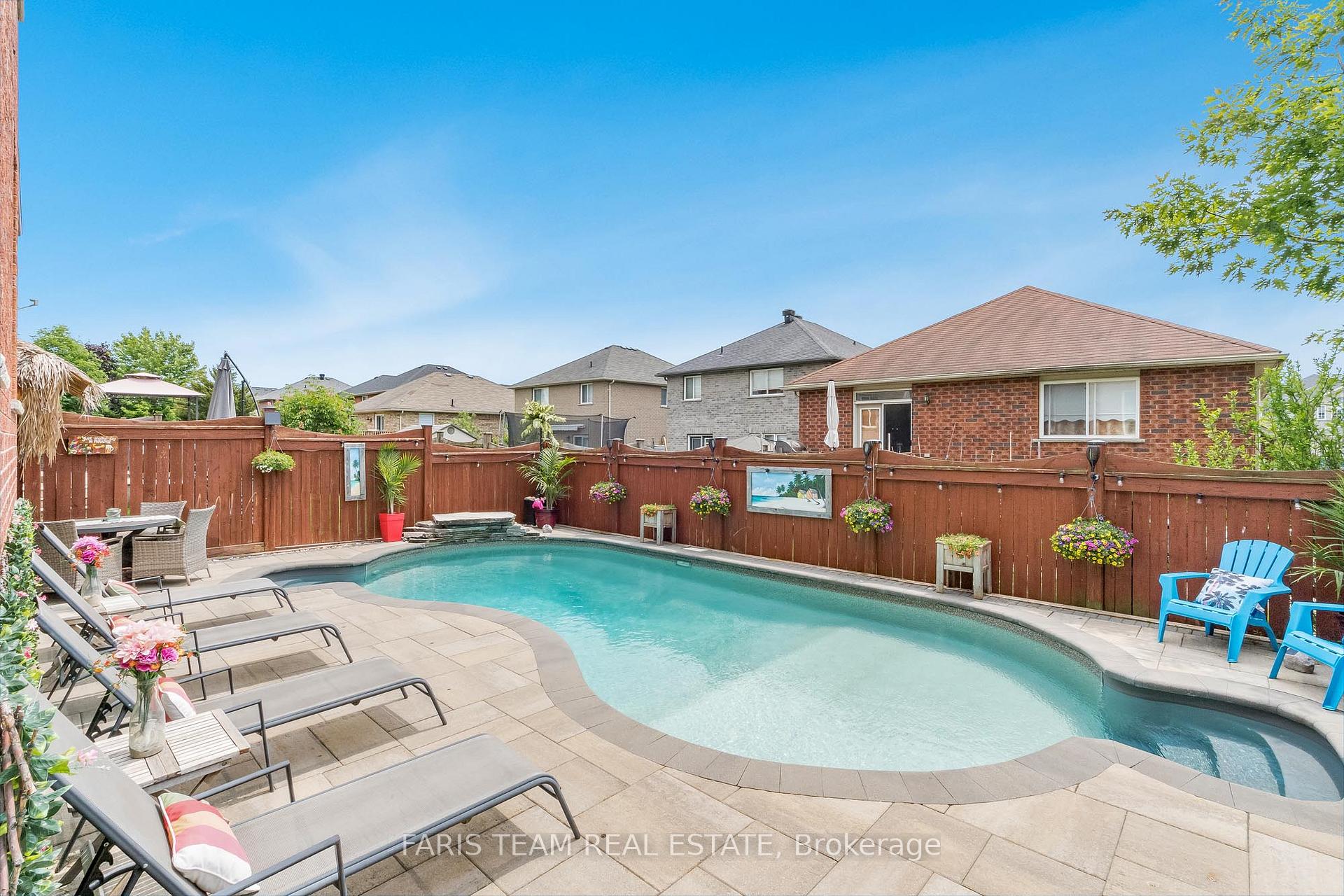 Photo 27 of 54 Parisian Crescent, Barrie, Innis-Shore — HOMEH