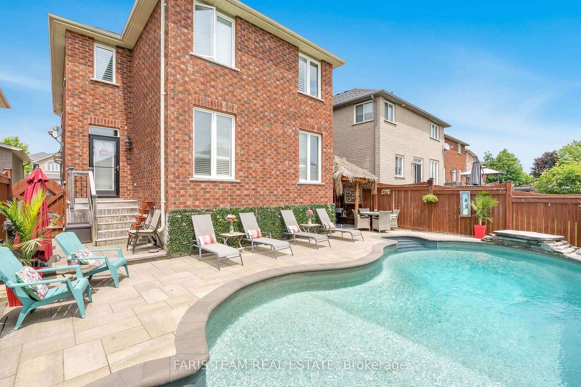 Photo 28 of 54 Parisian Crescent, Barrie, Innis-Shore — HOMEH