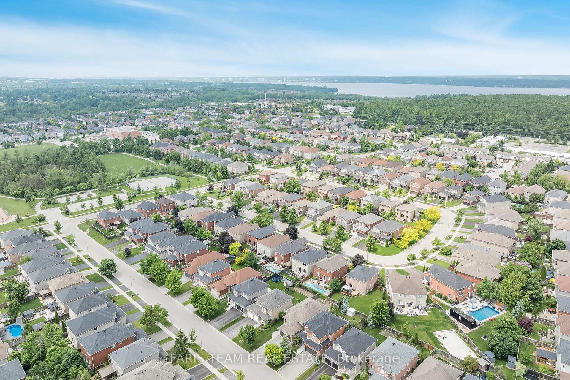 Photo 31 of 54 Parisian Crescent, Barrie, Innis-Shore — HOMEH