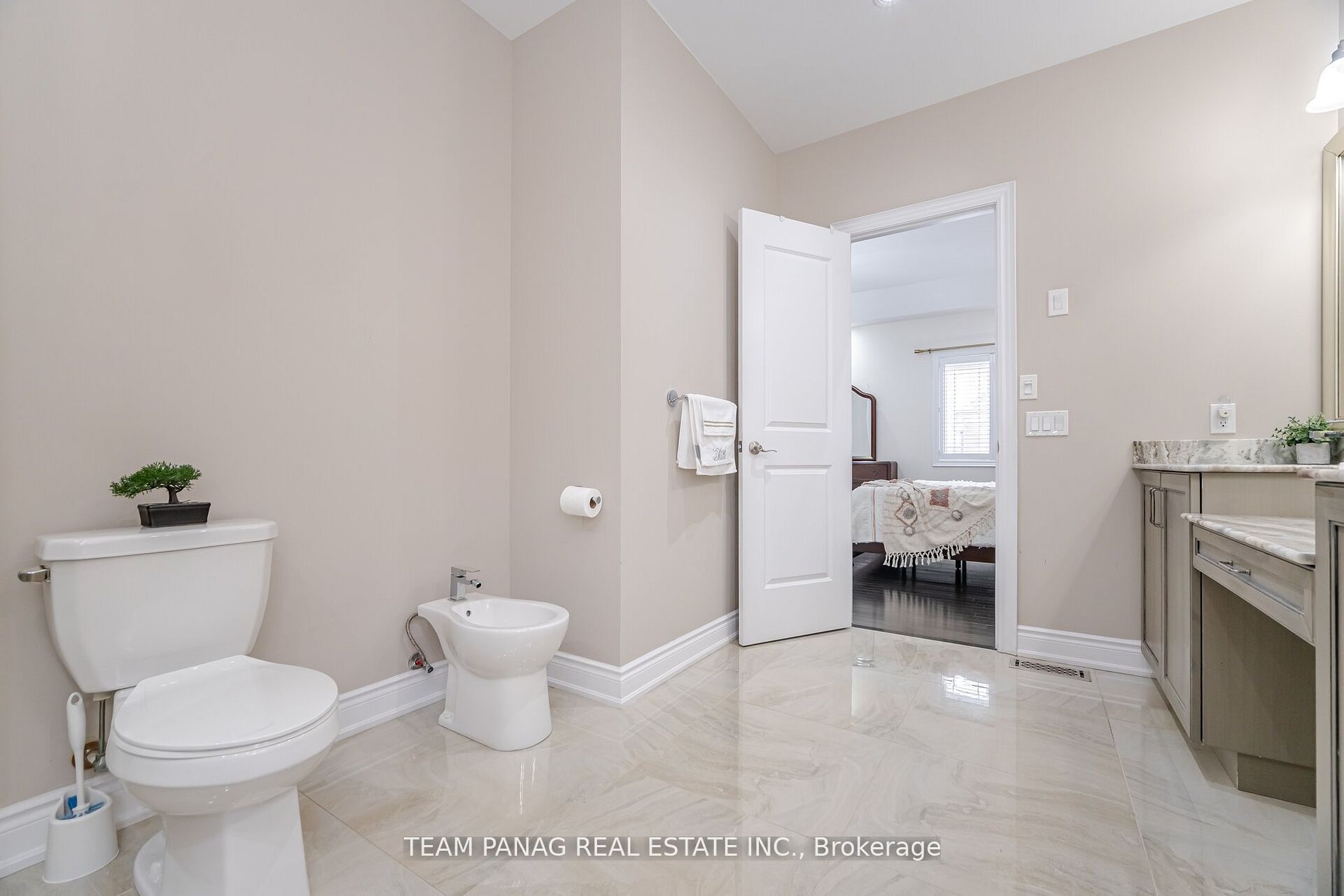 Photo 74 of 76 Balderson Drive, Vaughan, Kleinburg — HOMEH