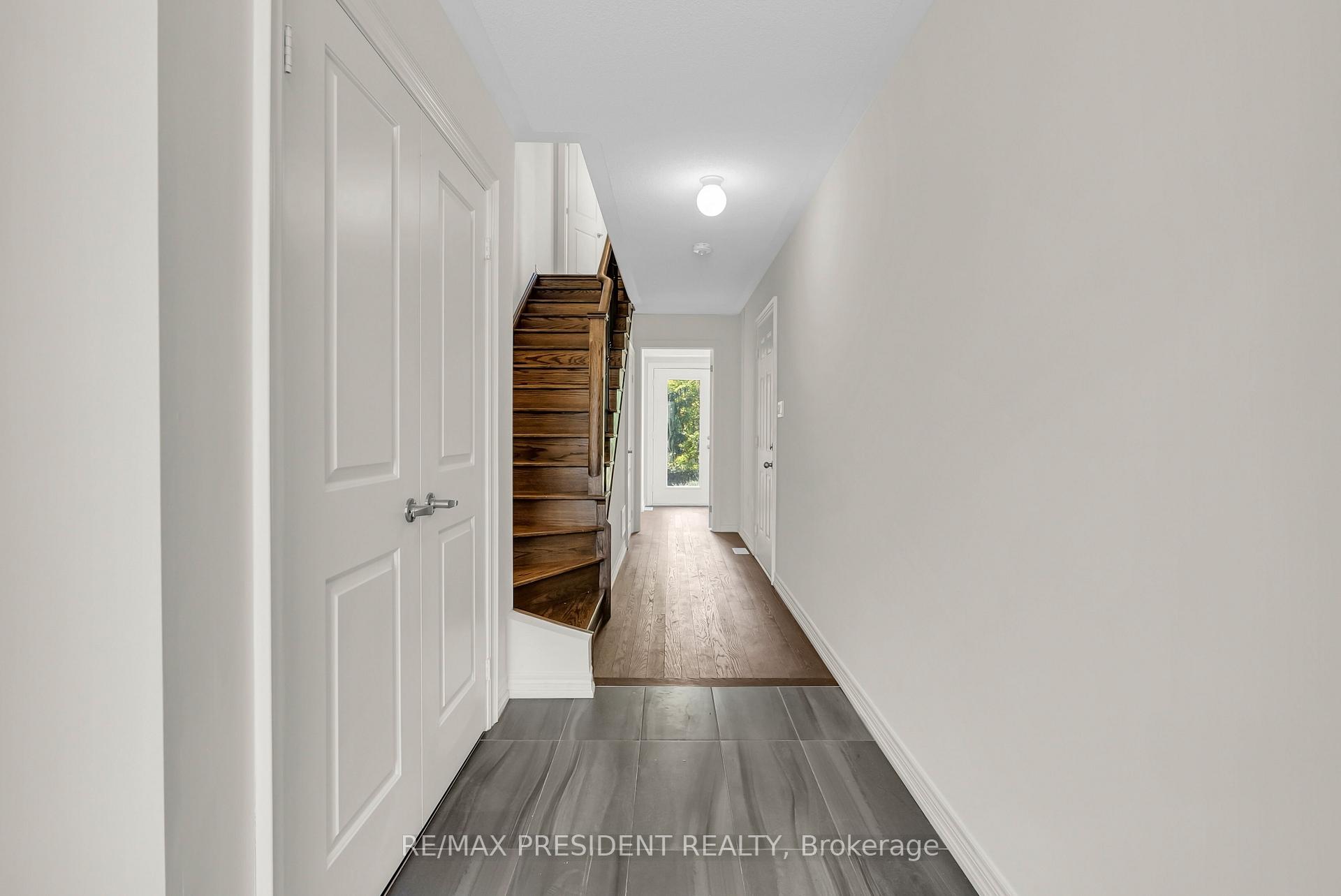 Photo 3 of 34 Queenpost Drive E, Brampton, Credit Valley — HOMEH