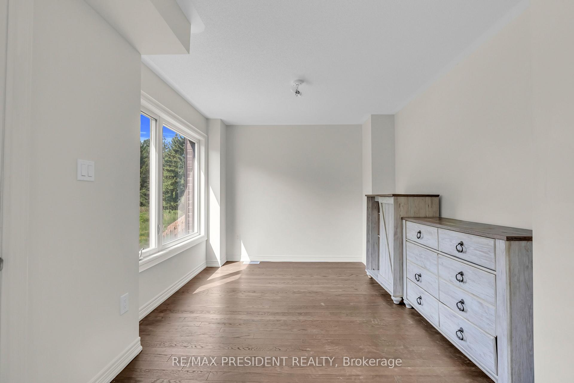 Photo 4 of 34 Queenpost Drive E, Brampton, Credit Valley — HOMEH