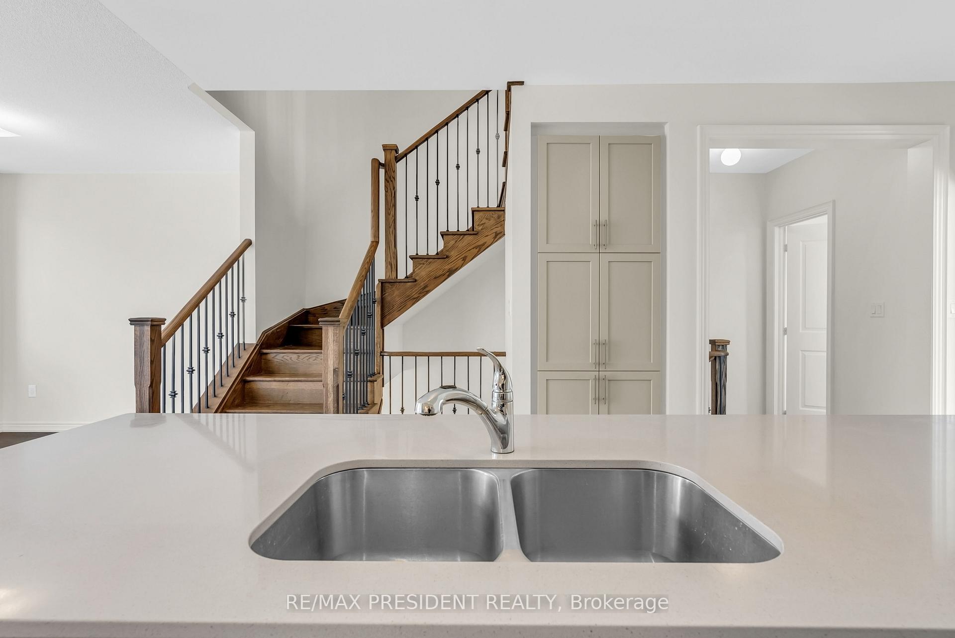 Photo 5 of 34 Queenpost Drive E, Brampton, Credit Valley — HOMEH