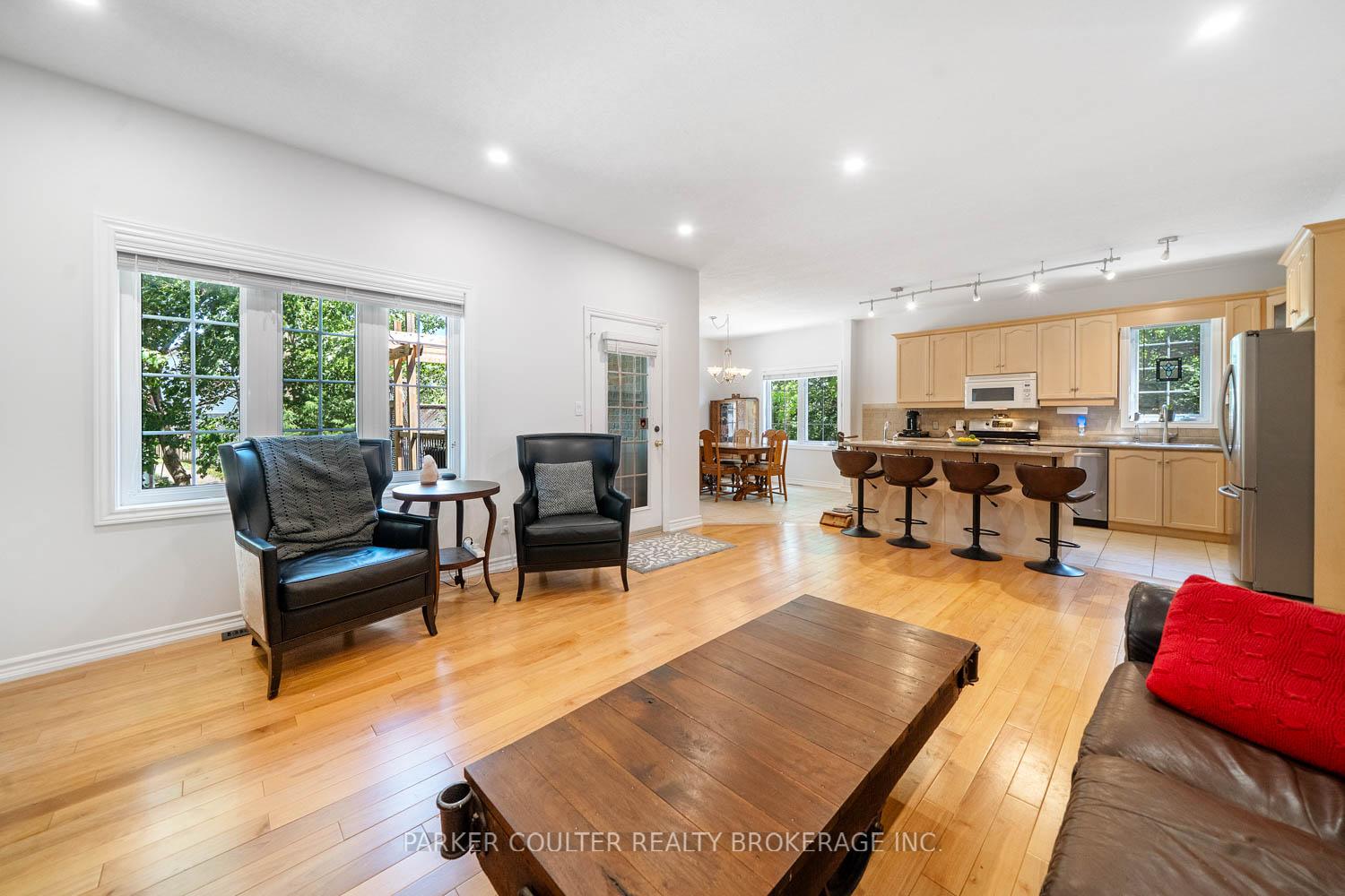 Photo 3 of 19 Mccarthy Court, Barrie, Letitia Heights — HOMEH