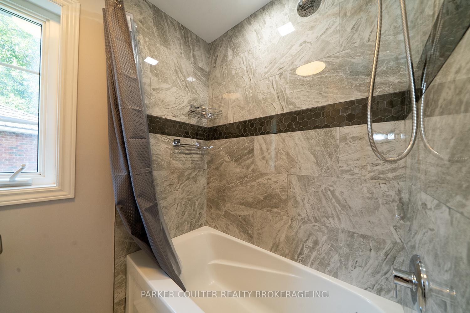 Photo 4 of 19 Mccarthy Court, Barrie, Letitia Heights — HOMEH