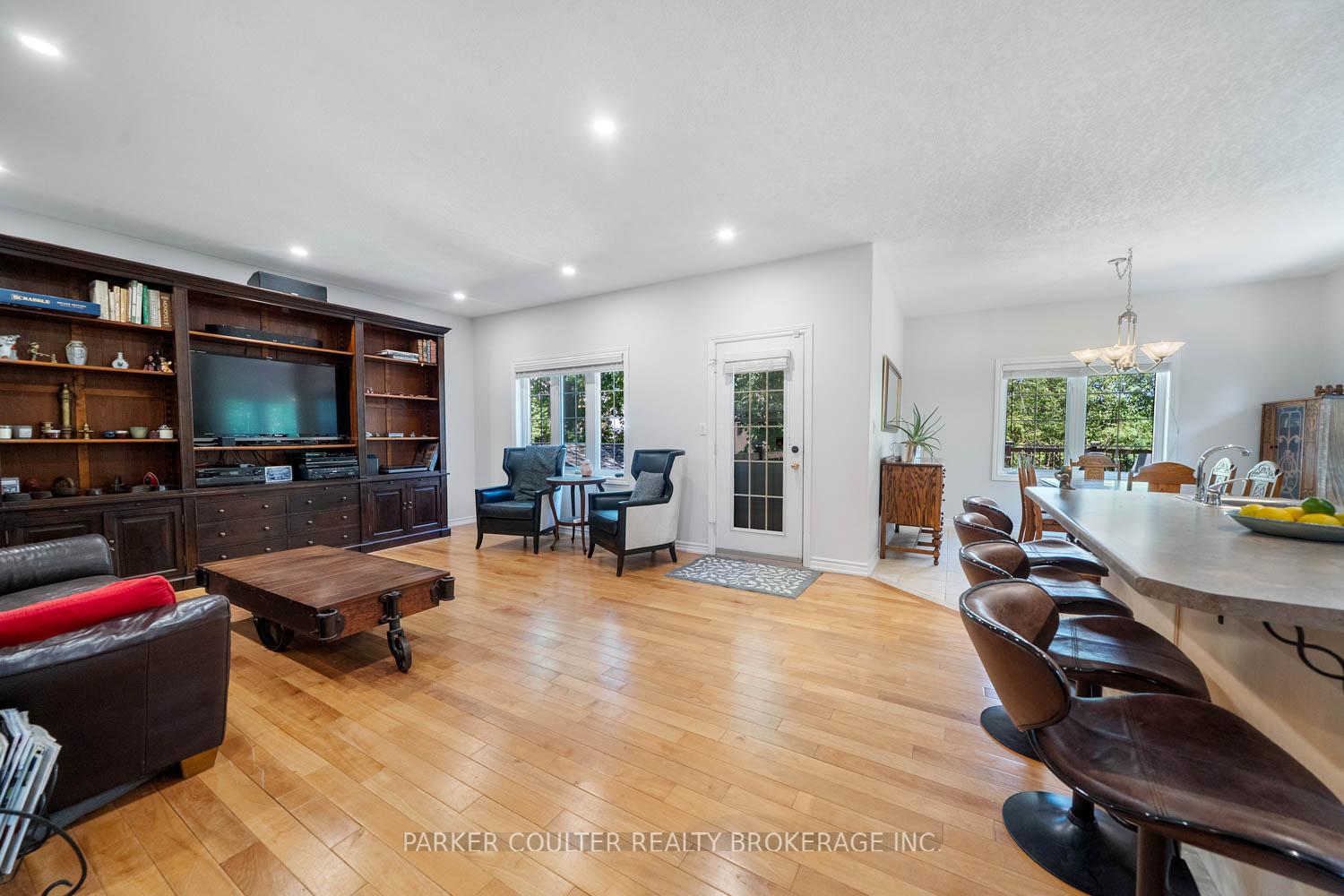 Photo 5 of 19 Mccarthy Court, Barrie, Letitia Heights — HOMEH