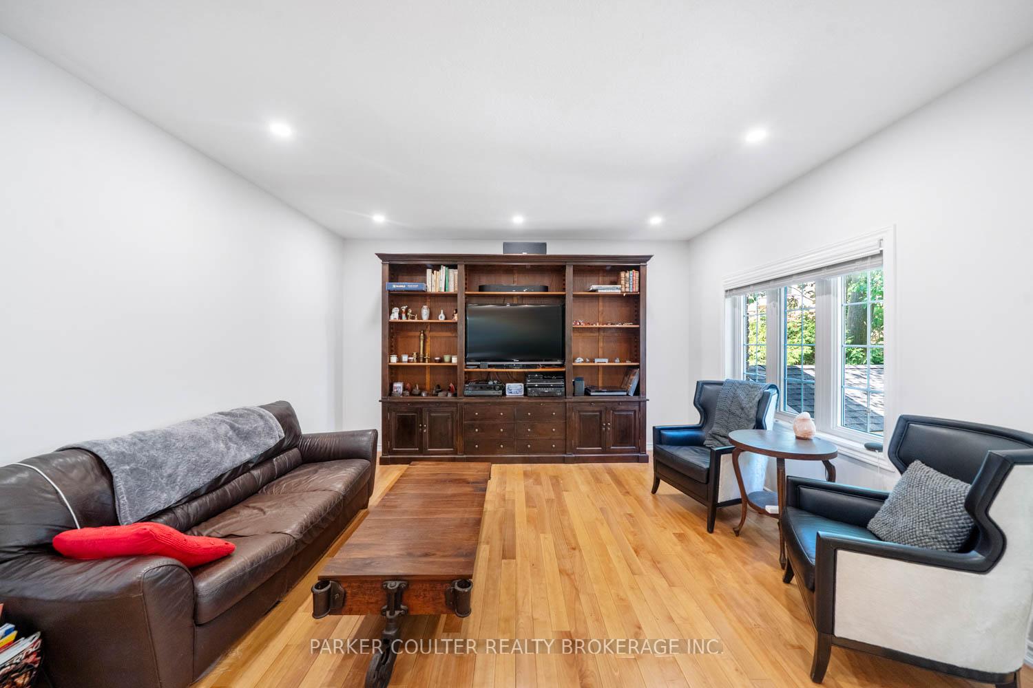 Photo 6 of 19 Mccarthy Court, Barrie, Letitia Heights — HOMEH