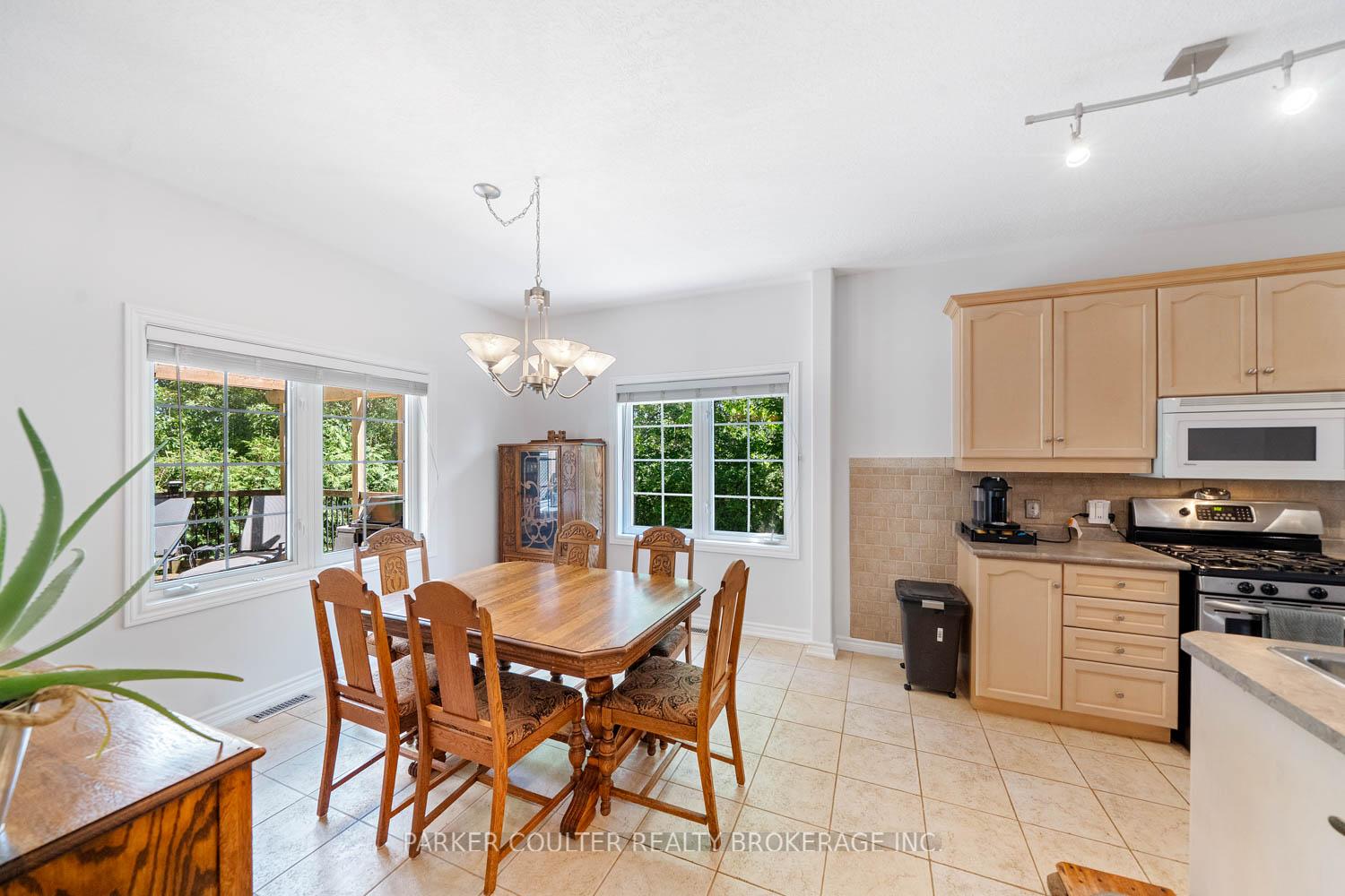 Photo 7 of 19 Mccarthy Court, Barrie, Letitia Heights — HOMEH