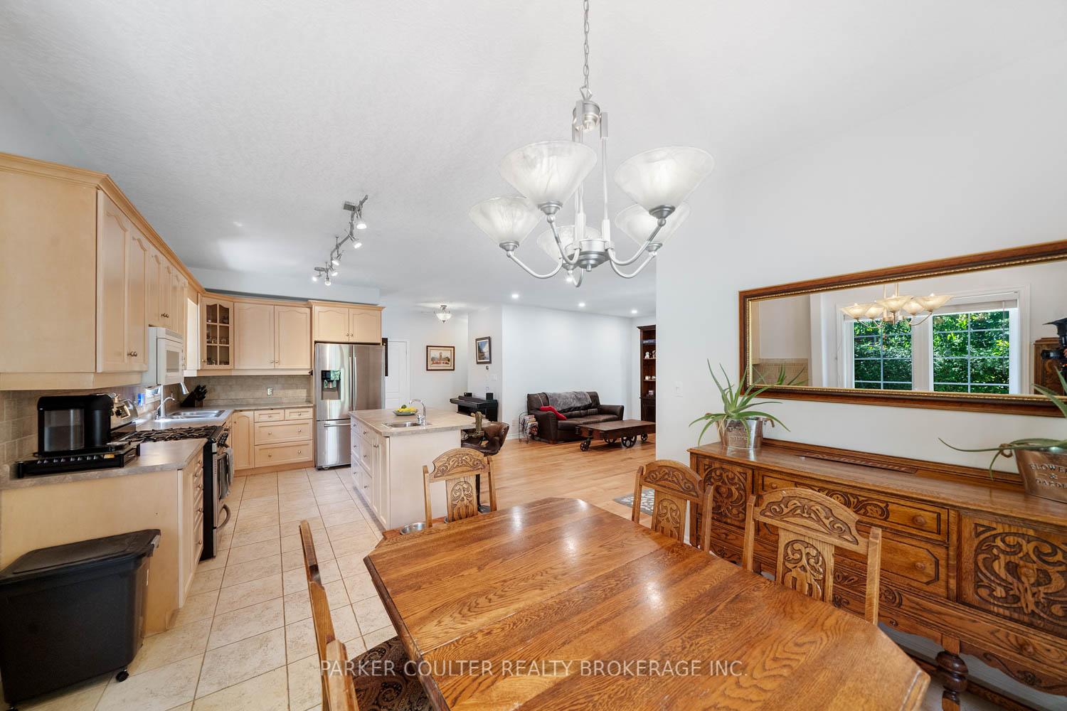 Photo 11 of 19 Mccarthy Court, Barrie, Letitia Heights — HOMEH