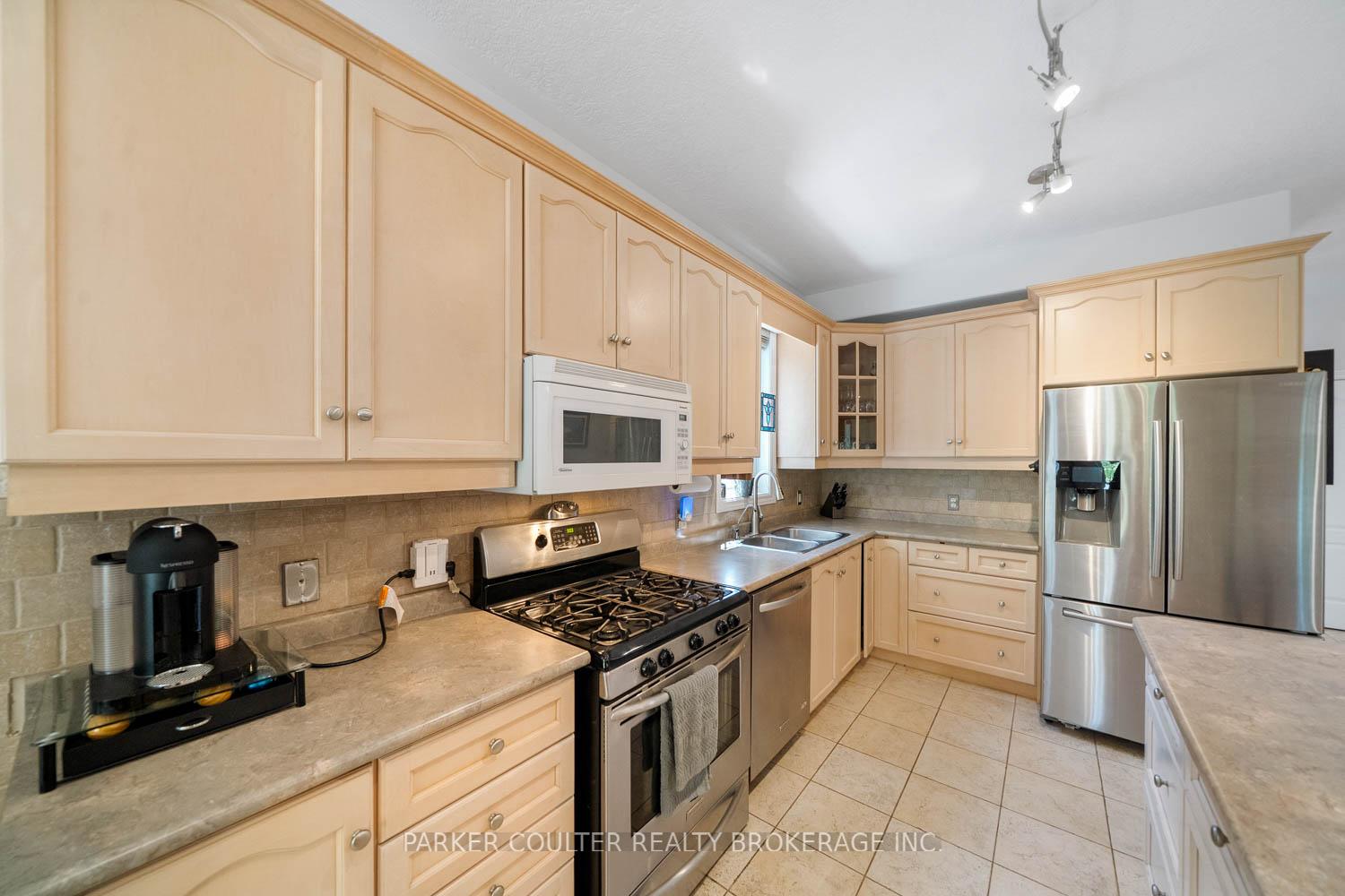 Photo 12 of 19 Mccarthy Court, Barrie, Letitia Heights — HOMEH