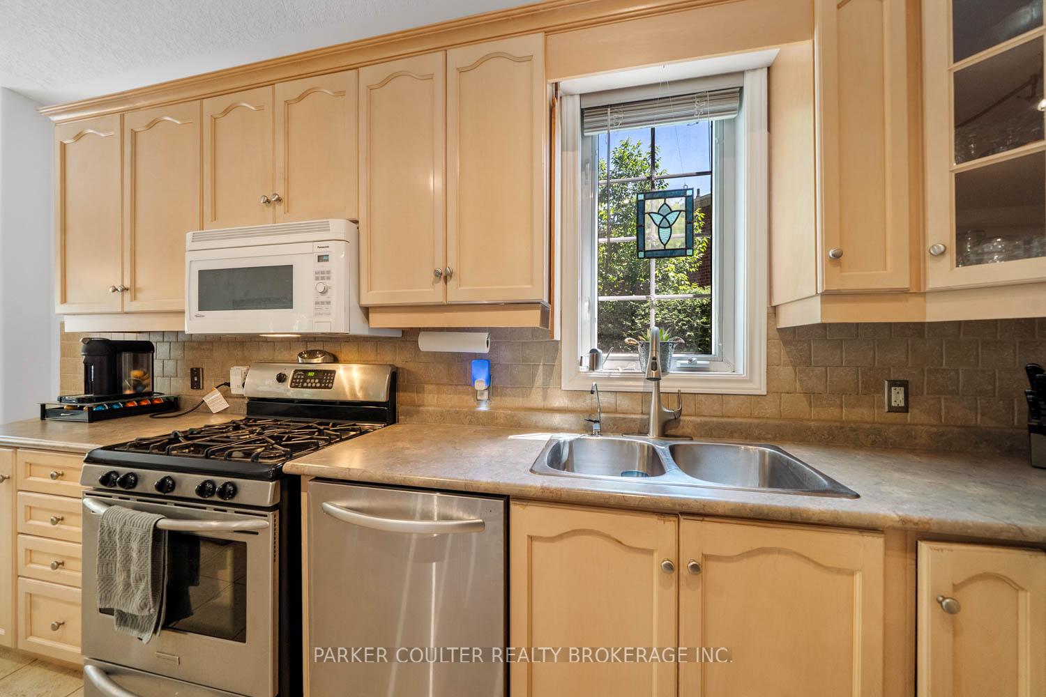 Photo 13 of 19 Mccarthy Court, Barrie, Letitia Heights — HOMEH