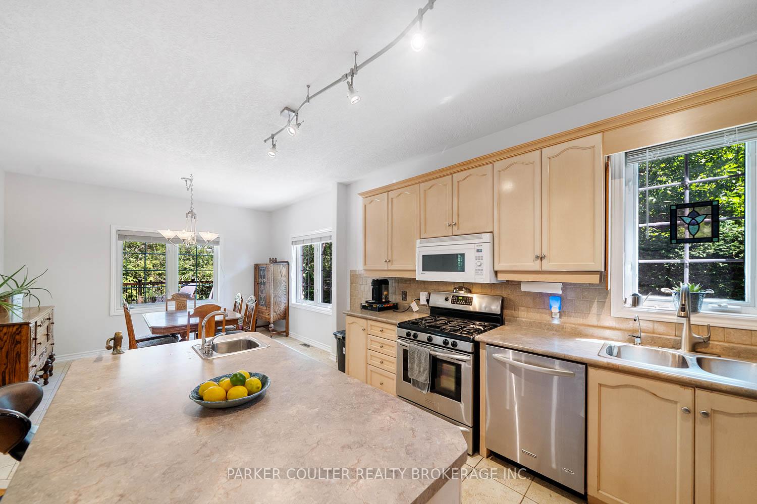 Photo 14 of 19 Mccarthy Court, Barrie, Letitia Heights — HOMEH