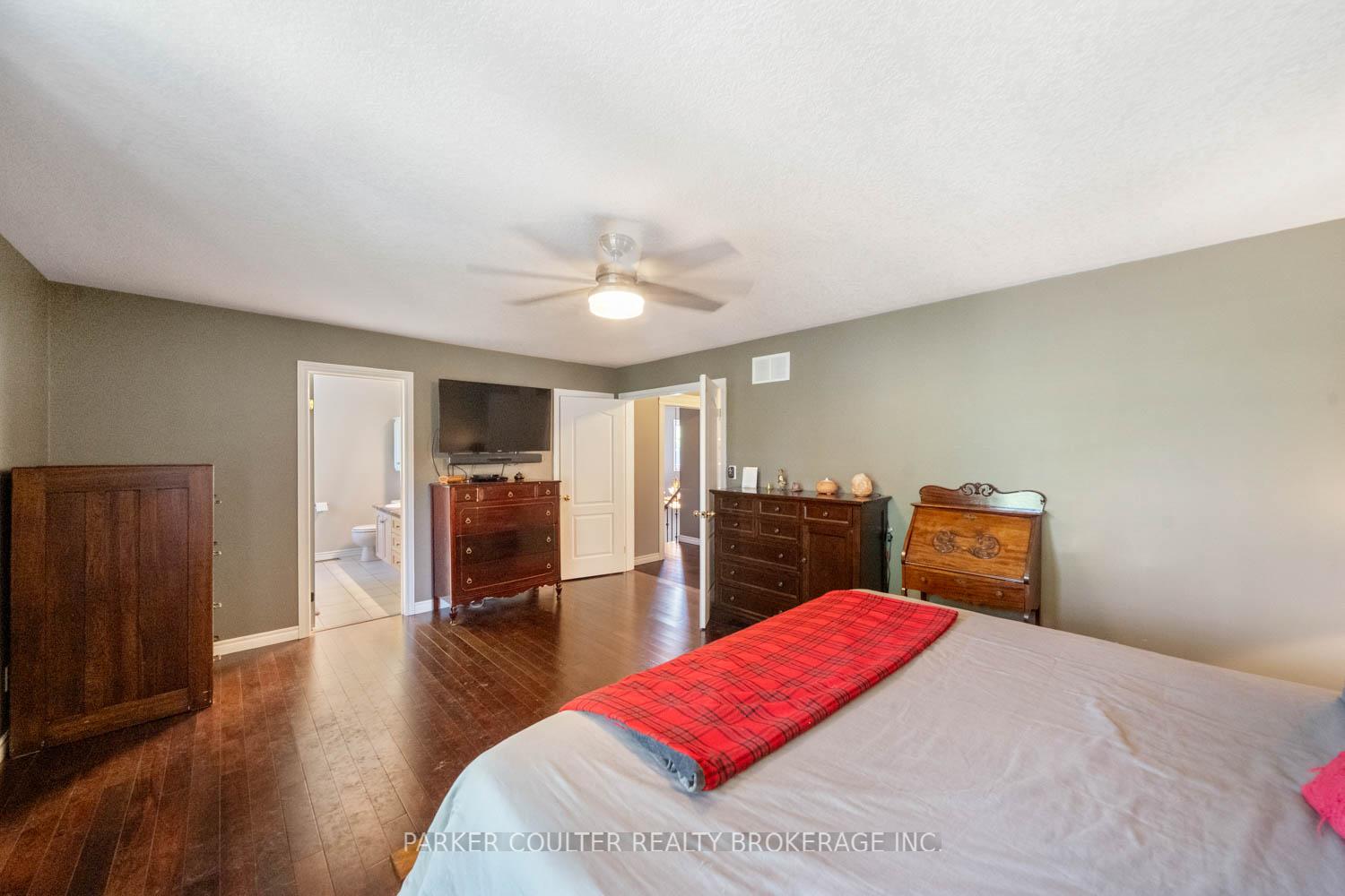 Photo 20 of 19 Mccarthy Court, Barrie, Letitia Heights — HOMEH