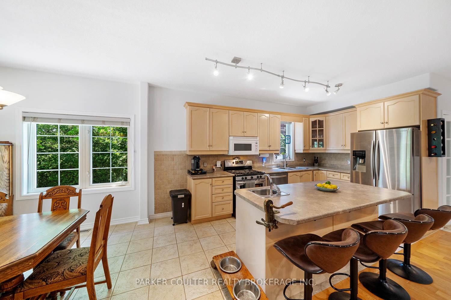 Photo 23 of 19 Mccarthy Court, Barrie, Letitia Heights — HOMEH
