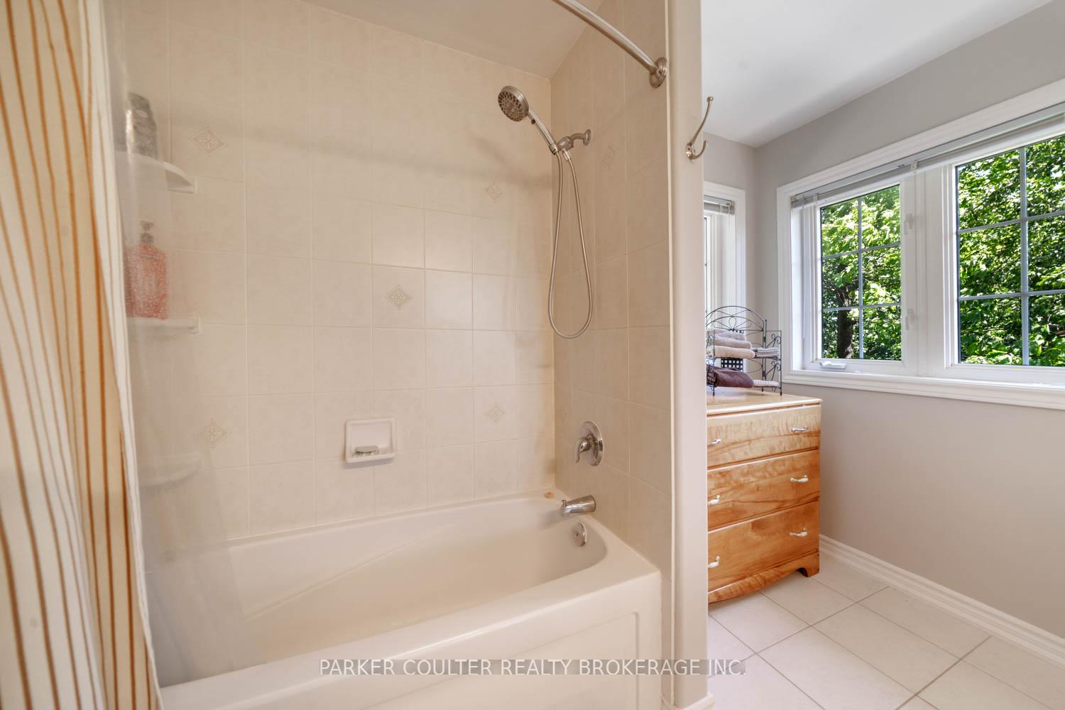 Photo 25 of 19 Mccarthy Court, Barrie, Letitia Heights — HOMEH