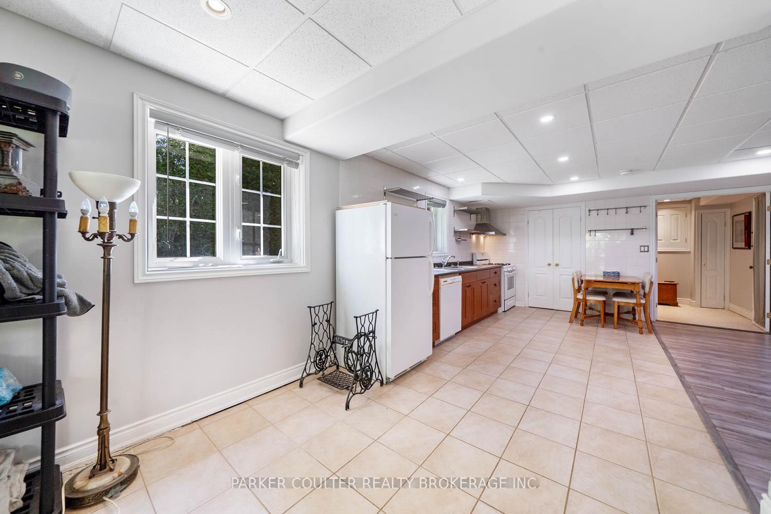 Photo 38 of 19 Mccarthy Court, Barrie, Letitia Heights — HOMEH