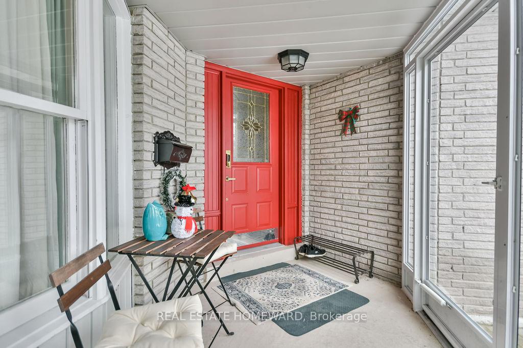 Photo 3 of 91 Browning Trail, Barrie, Letitia Heights — HOMEH