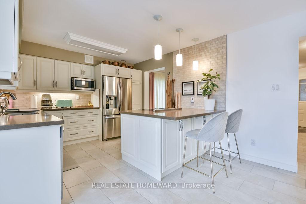 Photo 14 of 91 Browning Trail, Barrie, Letitia Heights — HOMEH
