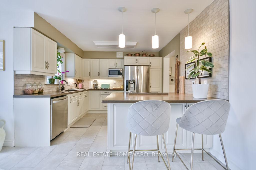 Photo 15 of 91 Browning Trail, Barrie, Letitia Heights — HOMEH