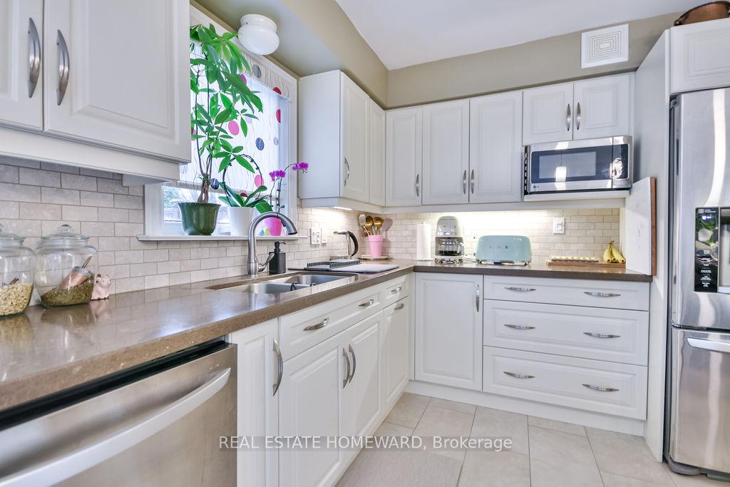 Photo 16 of 91 Browning Trail, Barrie, Letitia Heights — HOMEH
