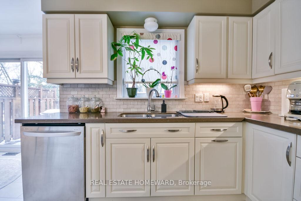 Photo 19 of 91 Browning Trail, Barrie, Letitia Heights — HOMEH