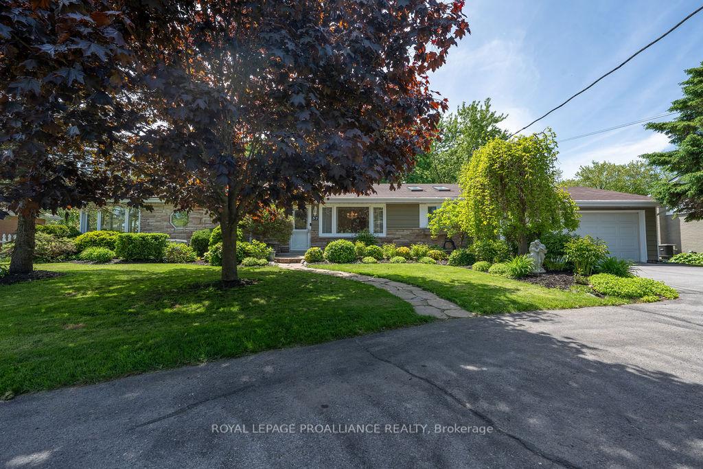 Photo 5 of 37 Bird Crescent, Belleville, Thurlow Ward — HOMEH