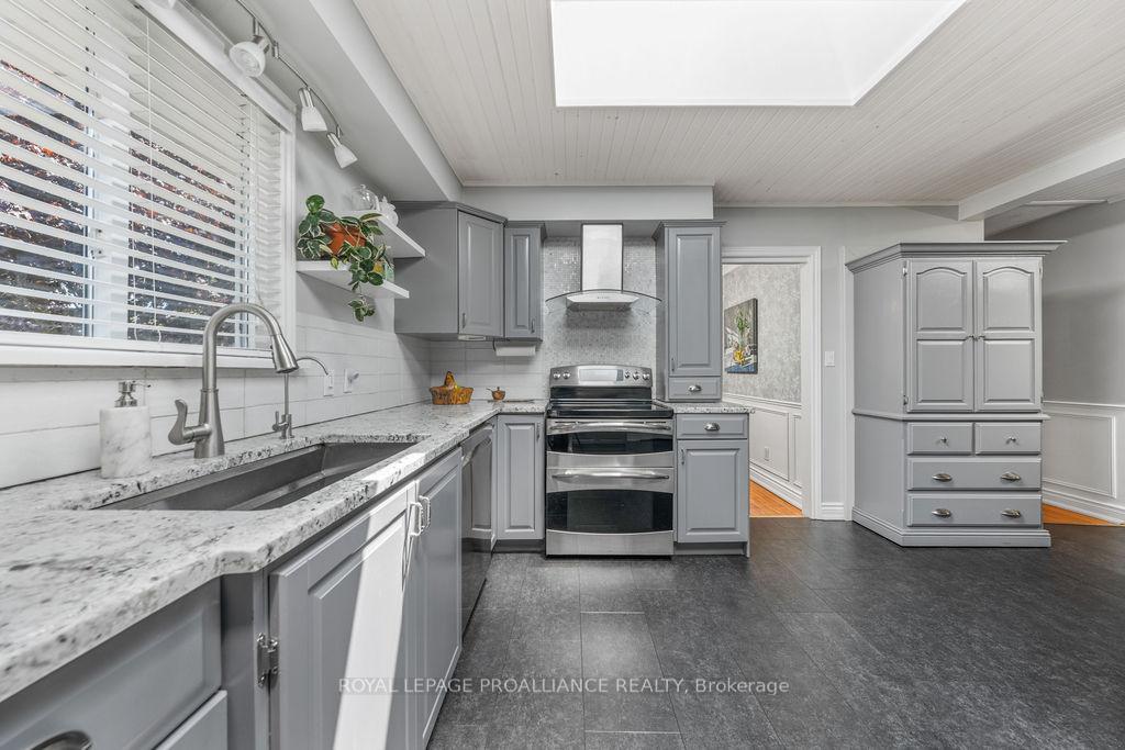 Photo 14 of 37 Bird Crescent, Belleville, Thurlow Ward — HOMEH
