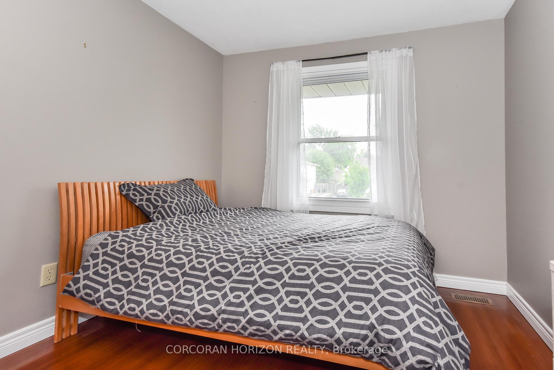 Photo 8 of 512 Elgin Street N, Cambridge — HOMEH