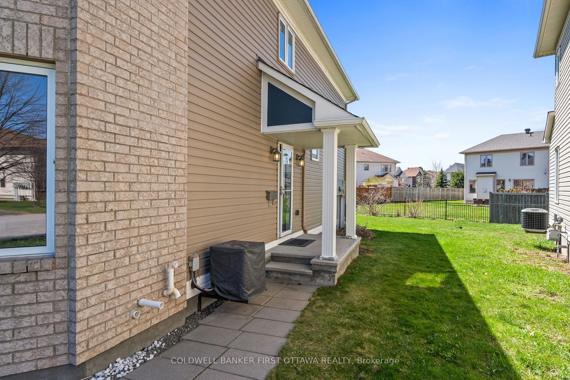 Photo 4 of 104 Dunforest Terrace, Ottawa, Barrhaven - Strandherd — HOMEH