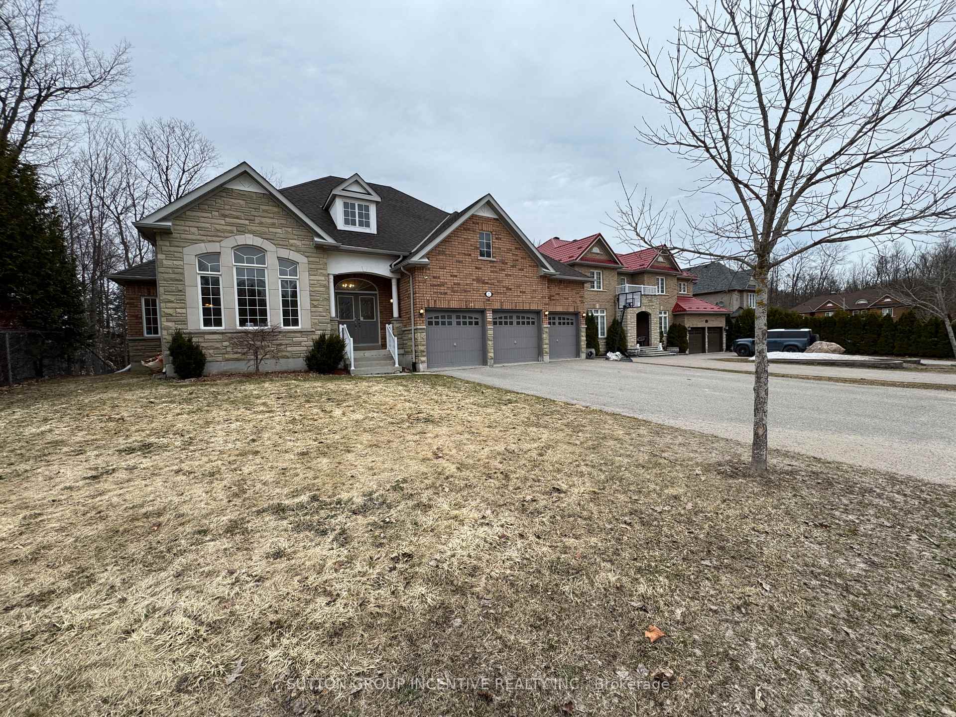 Photo 2 of 2 Camelot Square, Barrie, Innis-Shore — HOMEH