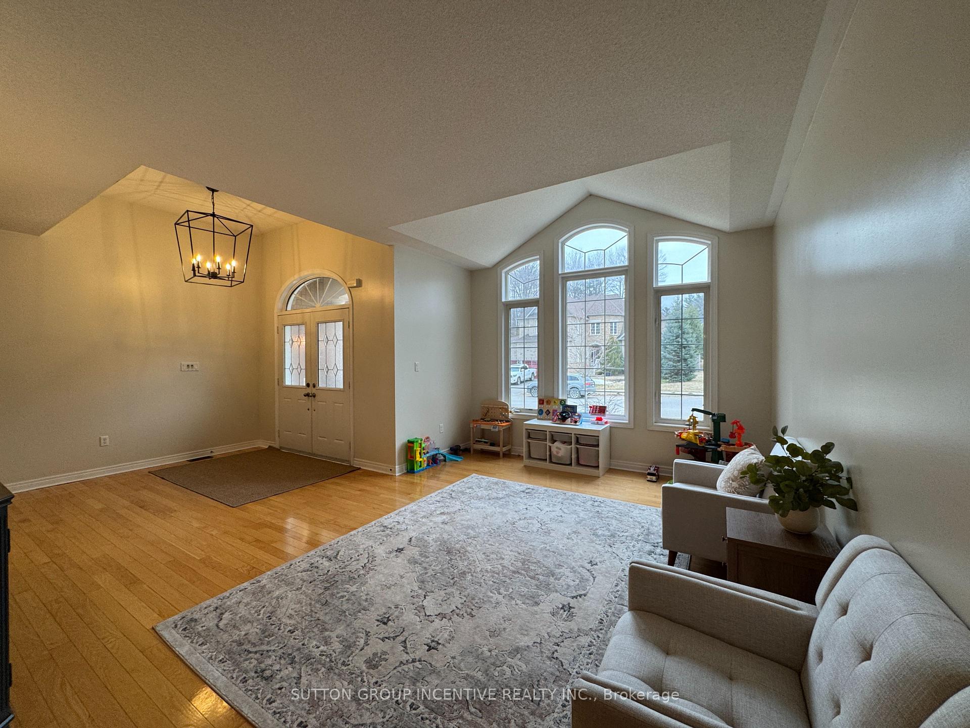 Photo 4 of 2 Camelot Square, Barrie, Innis-Shore — HOMEH
