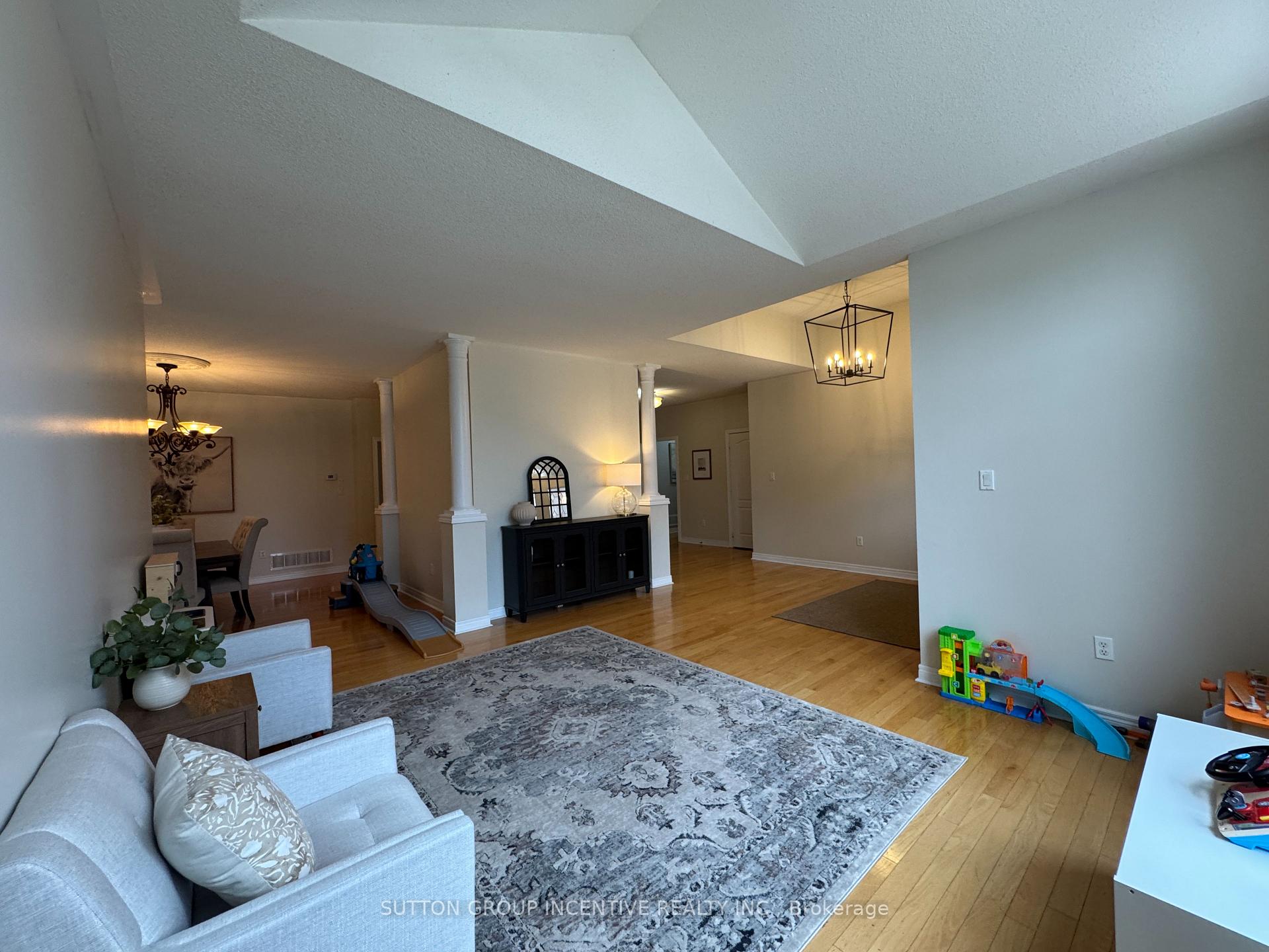 Photo 5 of 2 Camelot Square, Barrie, Innis-Shore — HOMEH