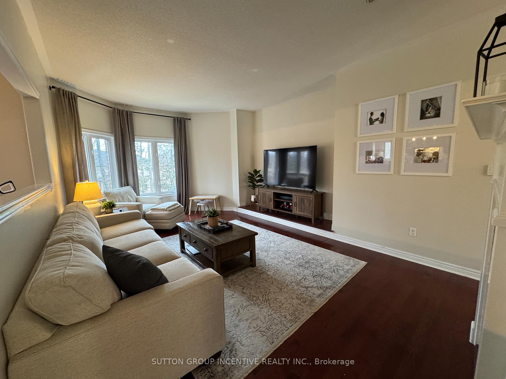 Photo 8 of 2 Camelot Square, Barrie, Innis-Shore — HOMEH