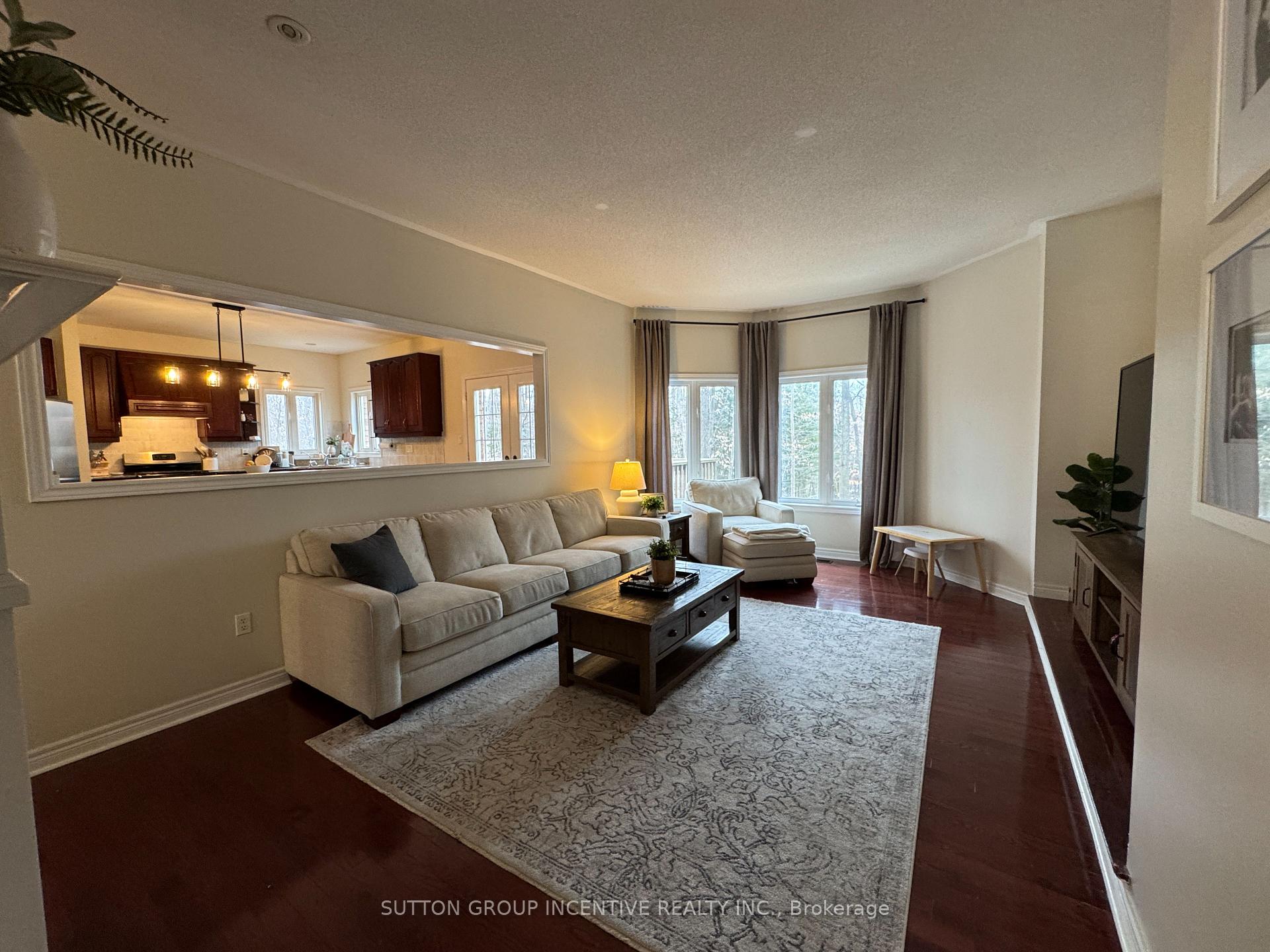 Photo 9 of 2 Camelot Square, Barrie, Innis-Shore — HOMEH