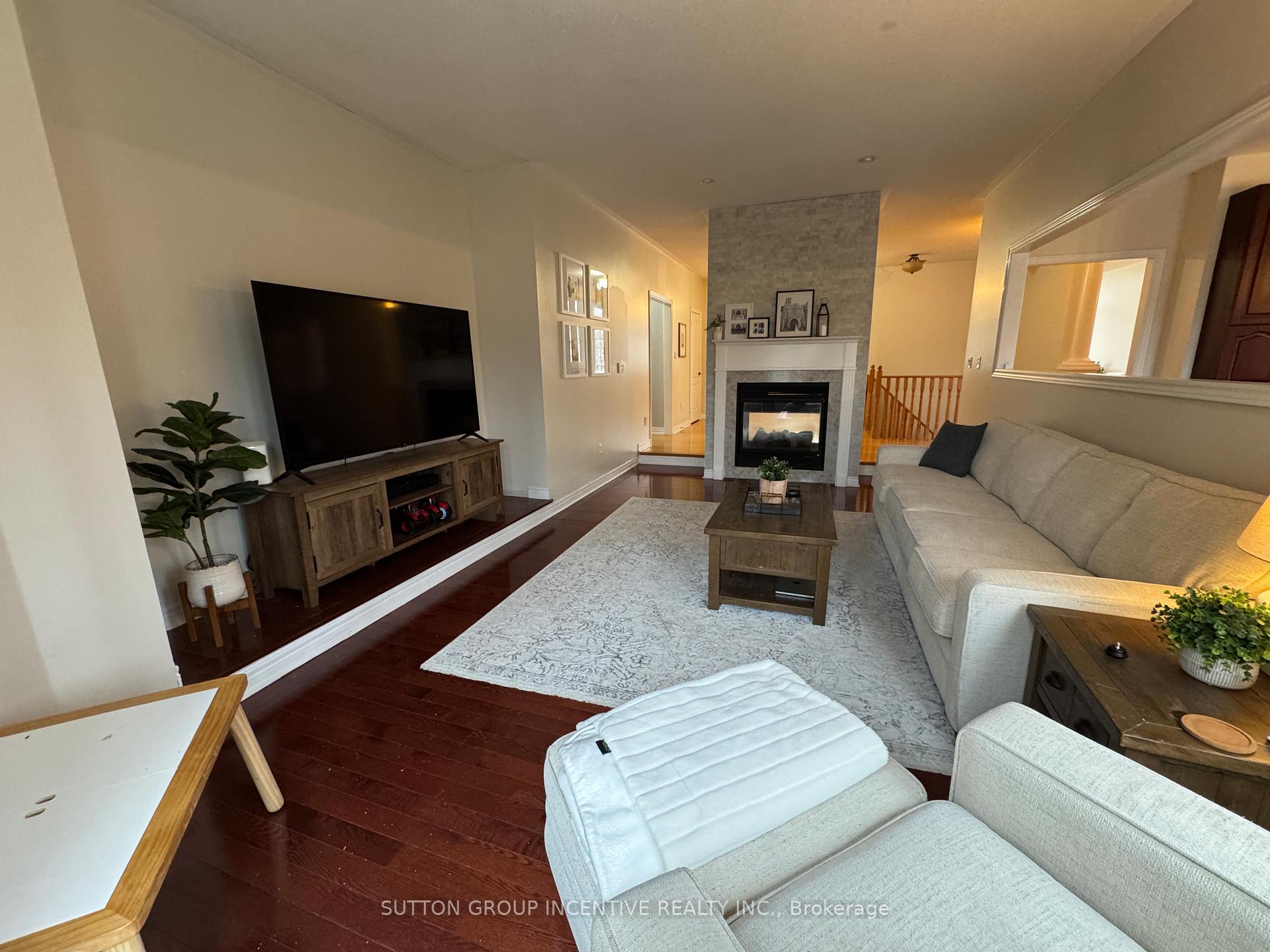 Photo 10 of 2 Camelot Square, Barrie, Innis-Shore — HOMEH