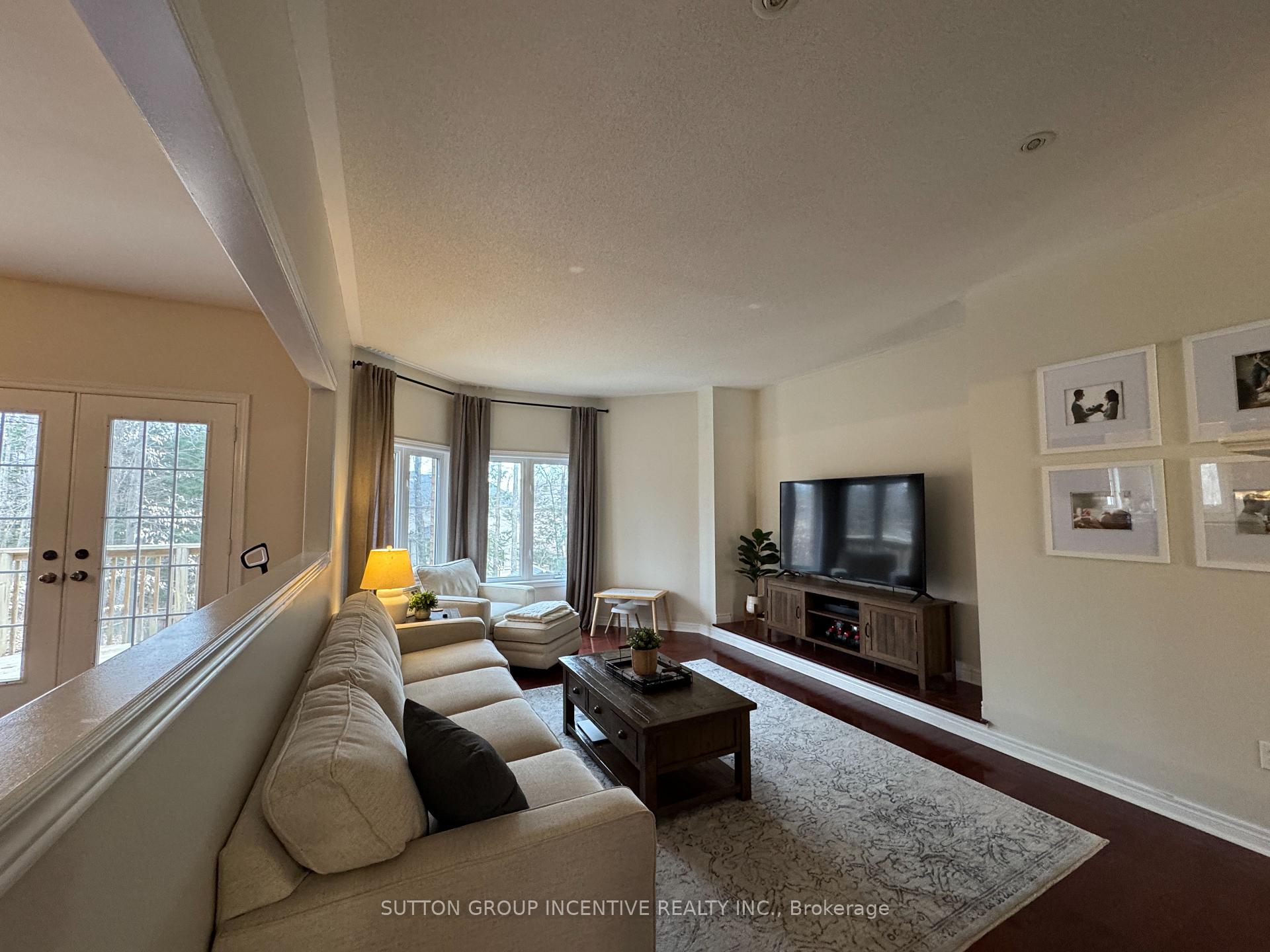 Photo 12 of 2 Camelot Square, Barrie, Innis-Shore — HOMEH
