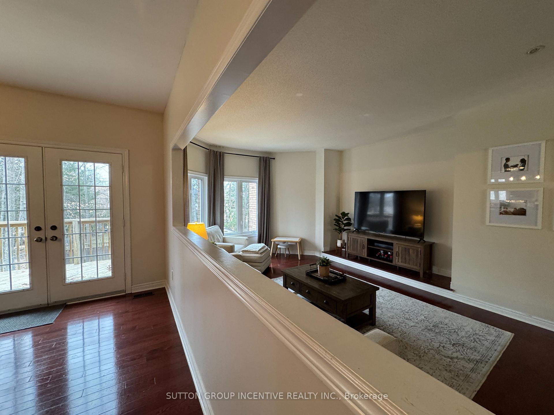Photo 13 of 2 Camelot Square, Barrie, Innis-Shore — HOMEH