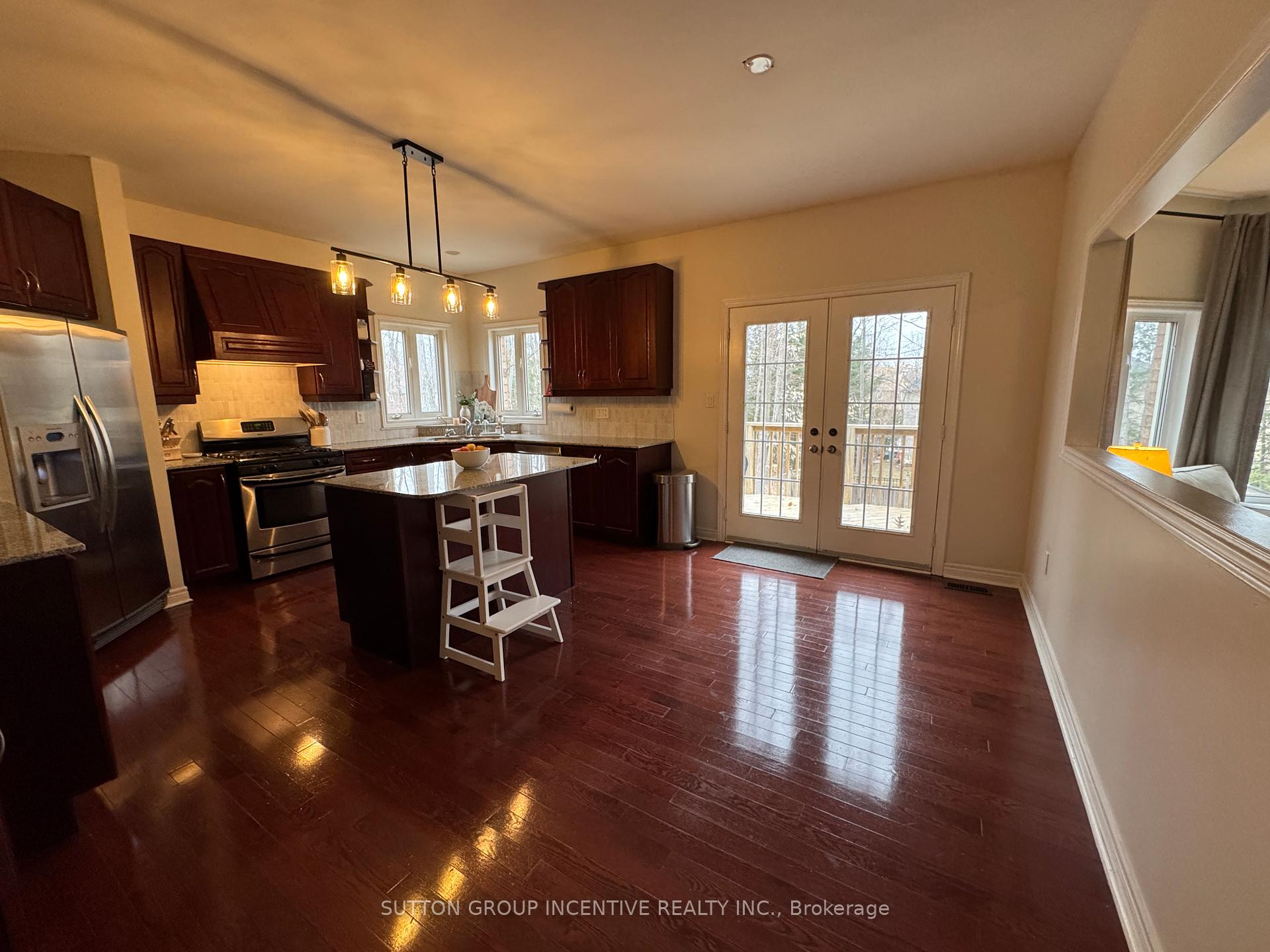 Photo 14 of 2 Camelot Square, Barrie, Innis-Shore — HOMEH