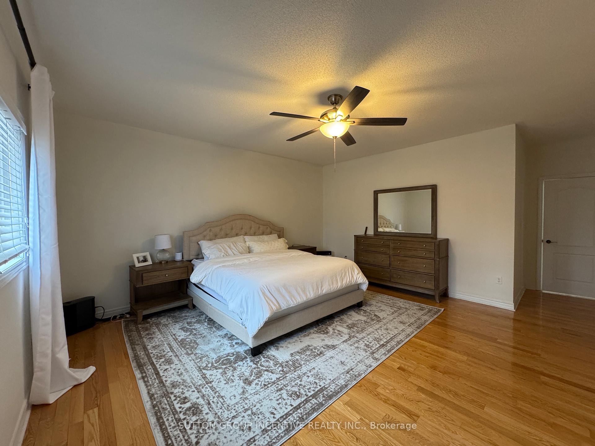Photo 16 of 2 Camelot Square, Barrie, Innis-Shore — HOMEH