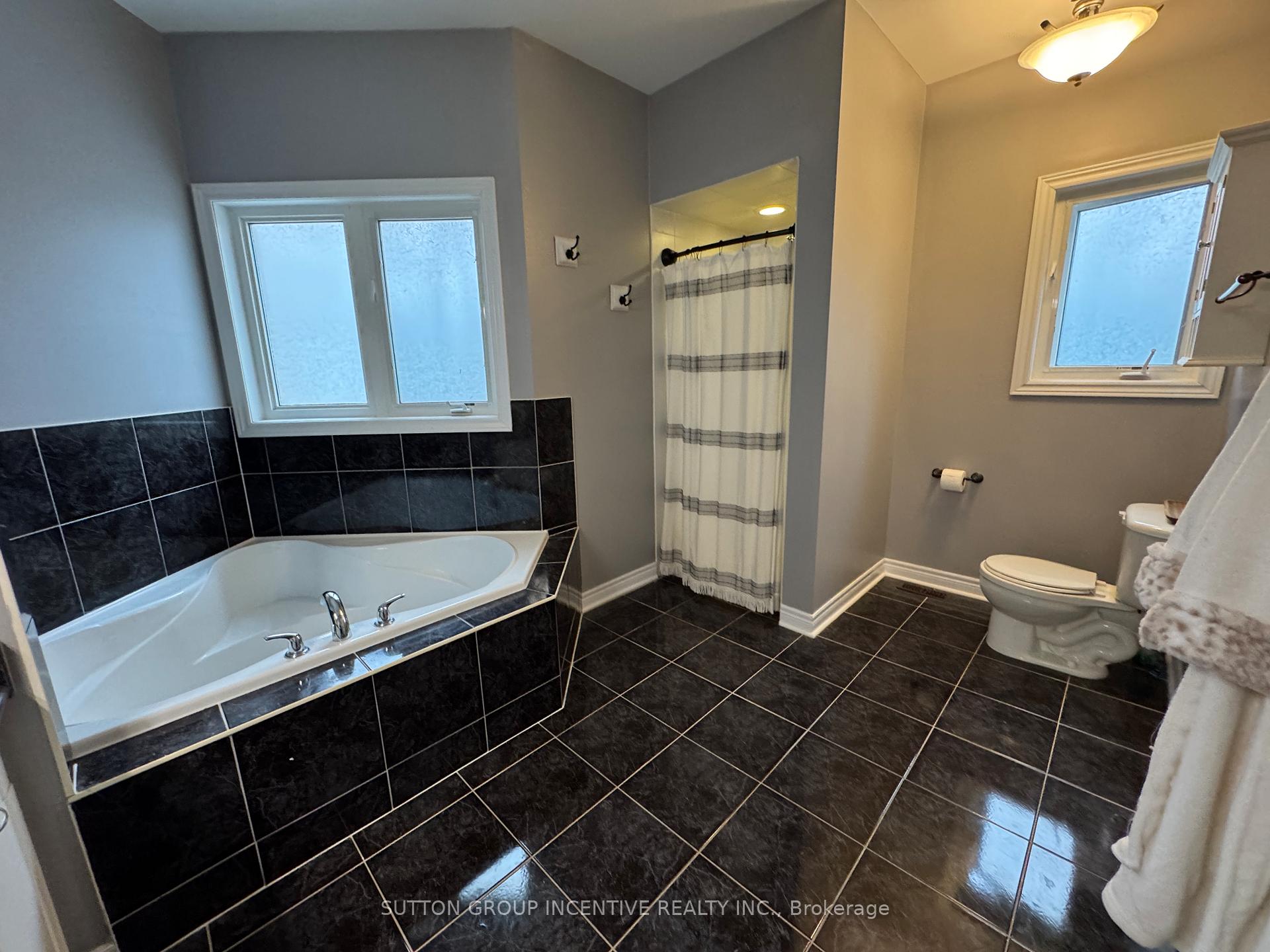 Photo 20 of 2 Camelot Square, Barrie, Innis-Shore — HOMEH