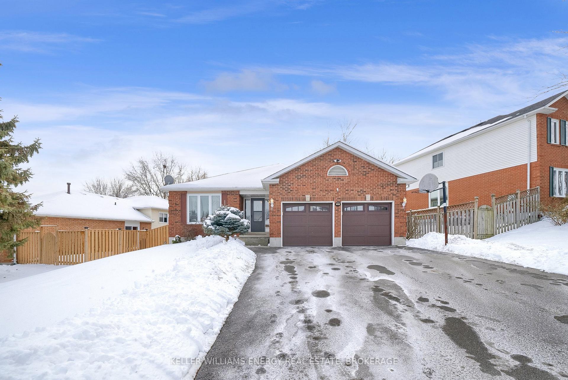 Photo 3 of 28 Foster Creek Drive, Clarington, Newcastle — HOMEH