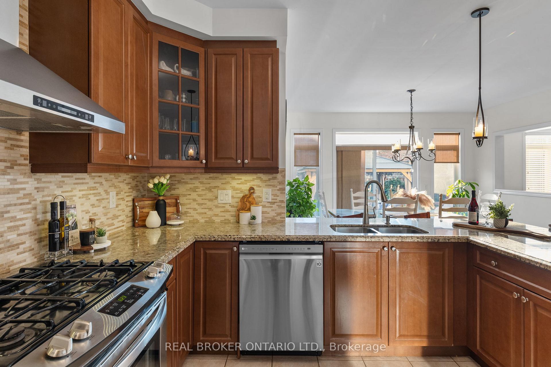 Photo 14 of 33 Royal Park Boulevard, Barrie, Bayshore — HOMEH