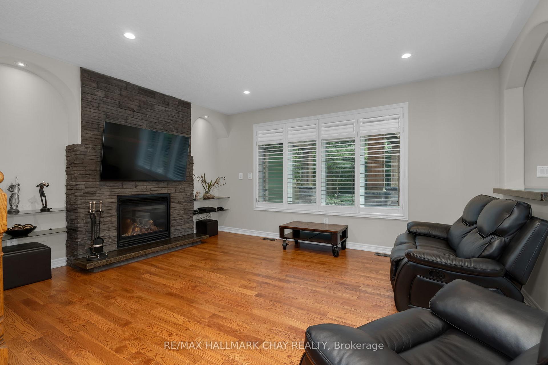 Photo 3 of 70 Cumming Drive, Barrie, Ardagh — HOMEH