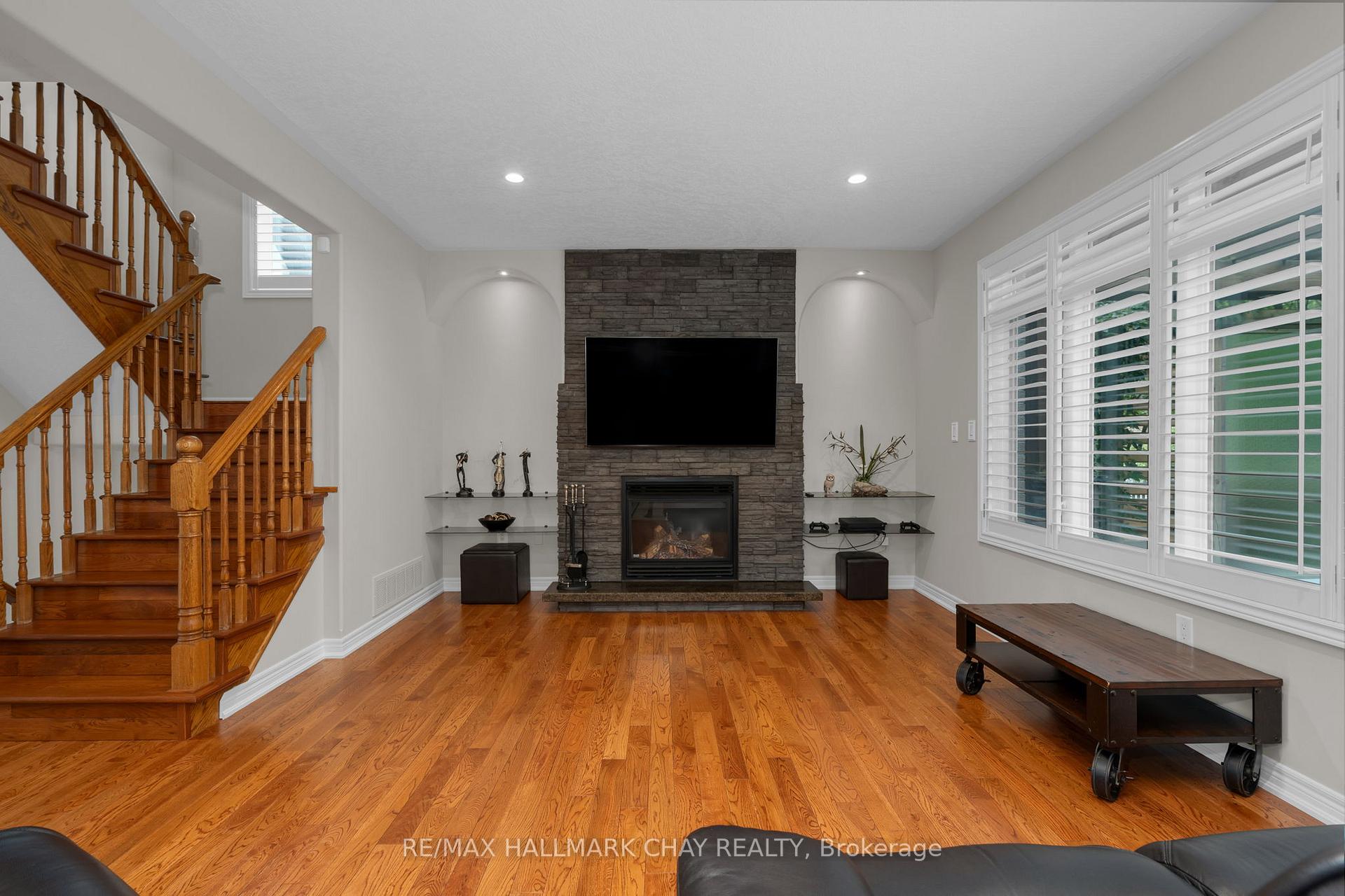 Photo 4 of 70 Cumming Drive, Barrie, Ardagh — HOMEH