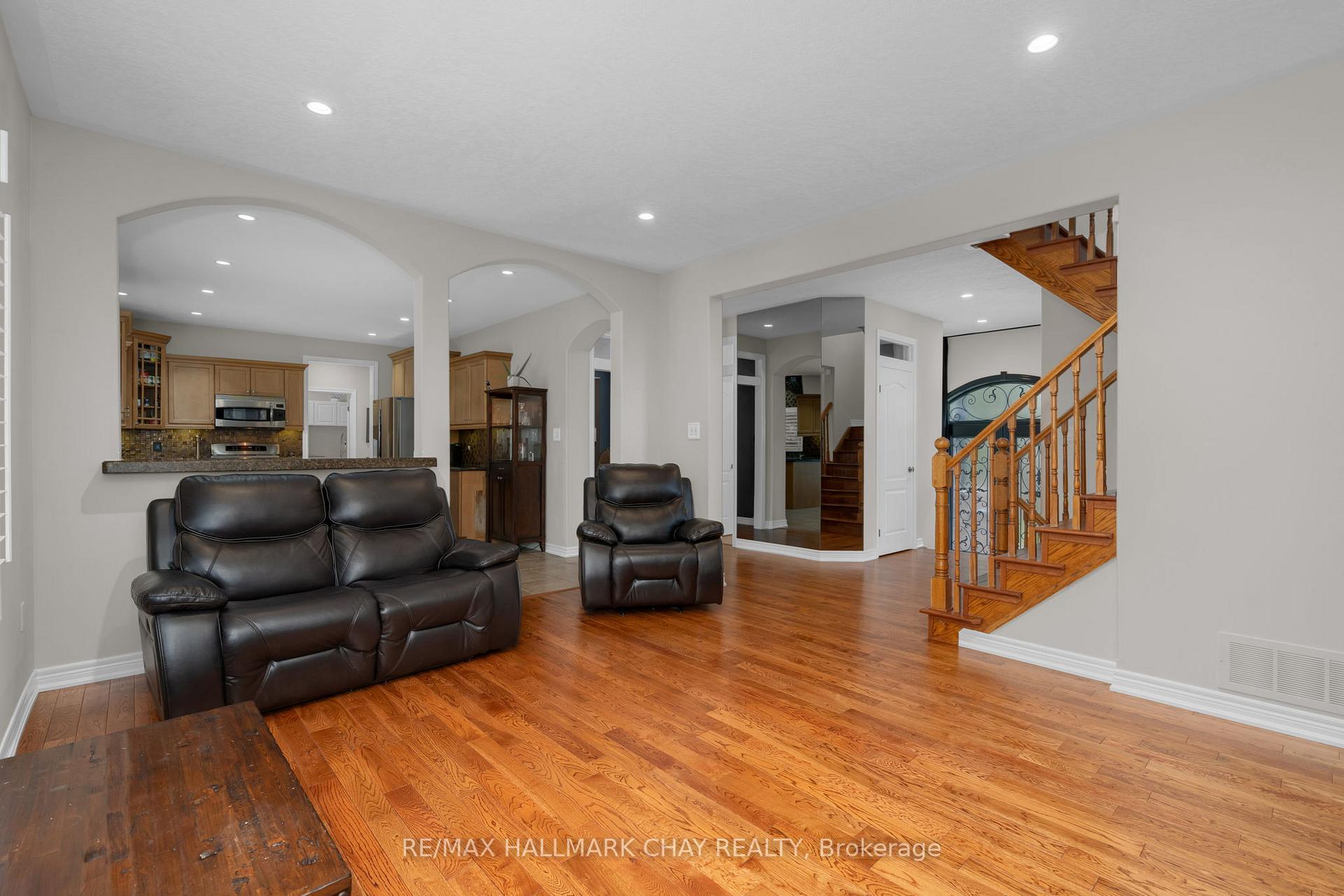 Photo 5 of 70 Cumming Drive, Barrie, Ardagh — HOMEH