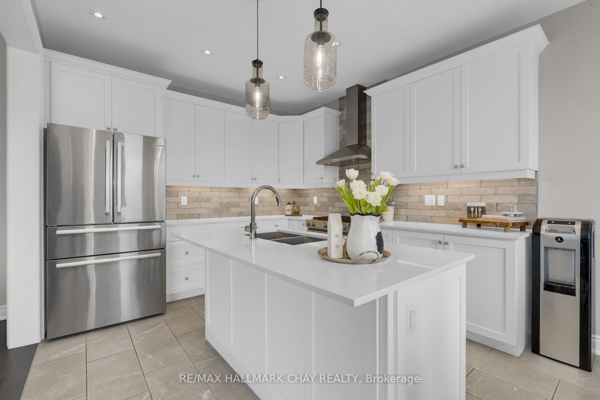 Photo 3 of 18 Cypress Point Street, Barrie, Ardagh — HOMEH