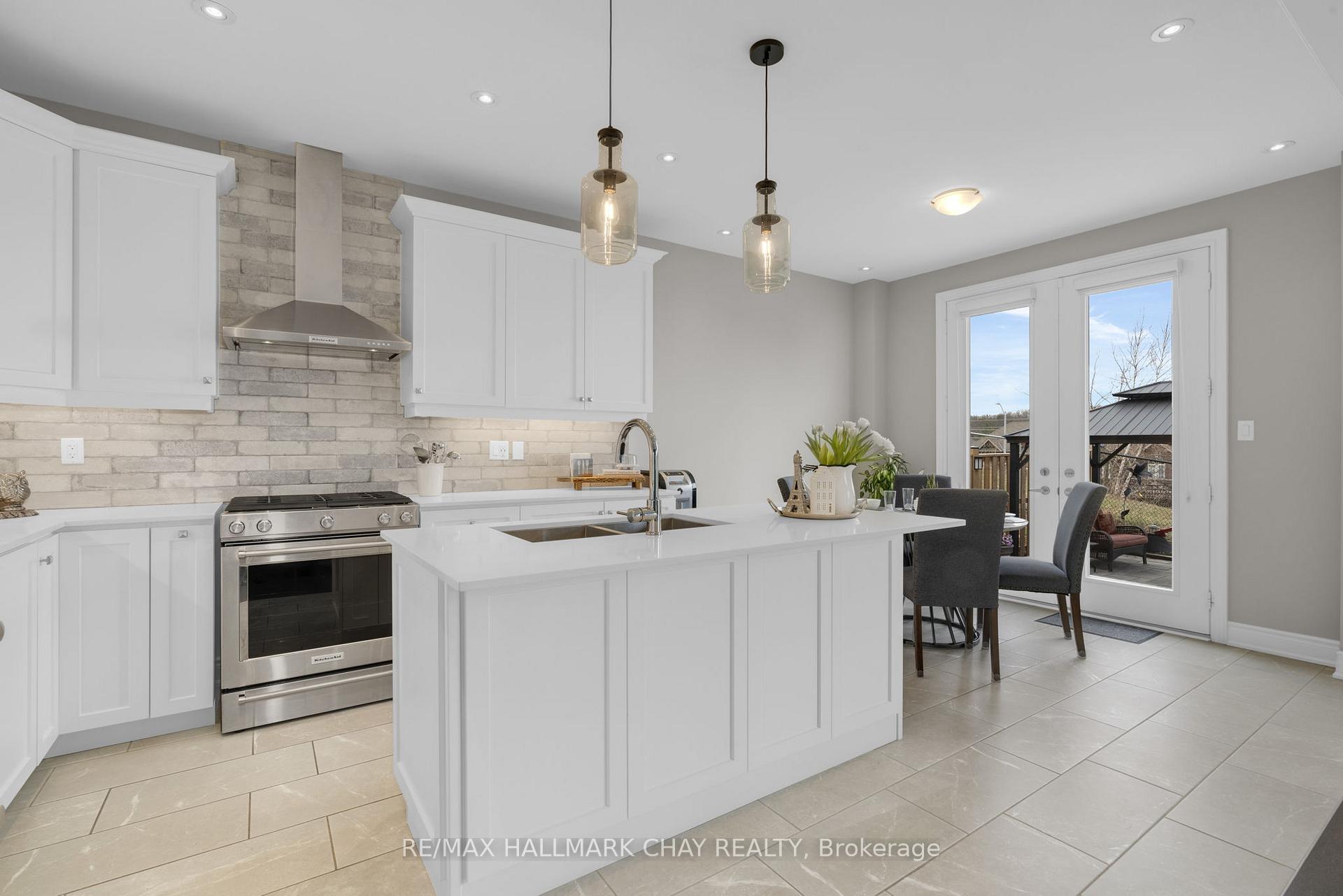 Photo 4 of 18 Cypress Point Street, Barrie, Ardagh — HOMEH